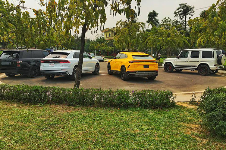 Được biết, người chuyên nhập khẩu xe sang ở Việt Nam này còn từng tung những hình ảnh về chiếc SUV siêu sang Rolls-Royce Cullinan màu trắng. Nhưng khá đáng tiếc, người mua bán xe sang này không kịp "khui công" chiếc Rolls-Royce Cullinan để có bộ sưu tập hoàn chỉnh.