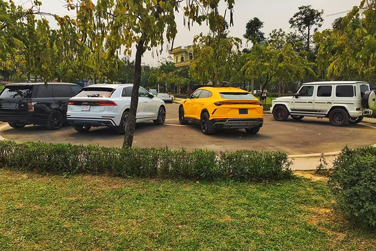 Được biết, người chuyên nhập khẩu xe sang ở Việt Nam này còn từng tung những hình ảnh về chiếc SUV siêu sang Rolls-Royce Cullinan màu trắng. Nhưng khá đáng tiếc, người mua bán xe sang này không kịp "khui công" chiếc Rolls-Royce Cullinan để có bộ sưu tập hoàn chỉnh.