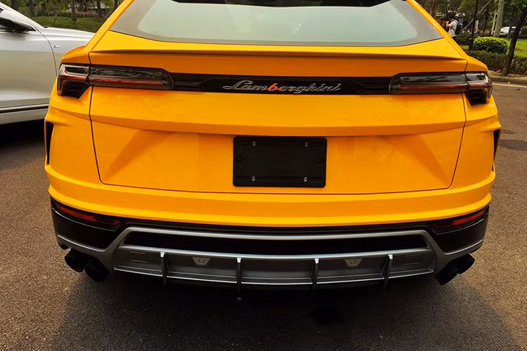 Động cơ kết hợp cùng hộp số tự động 8 cấp và hệ dẫn động 4 bánh giúp Lamborghini Urus có thể tăng tốc từ 0-100 km/h trong 3,6 giây trước khi đạt vận tốc tối đa 305 km/h. Mức giá xe Lamborghini Urus tại thị trường Việt Nam khoảng hơn 20 tỷ đồng.