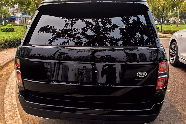 Động cơ V8, dung tích 5.0 lít Supercharged trên Range Rover Autobiography LWB 2018 sẽ sản sinh ra công suất tối đa 518 mã lực, cao hơn 138 mã lực so với xe Range Rover Autobiography LWB 2018 chính hãng của Minh "Nhựa". Mô-men xoắn cực đại đạt 625 Nm.