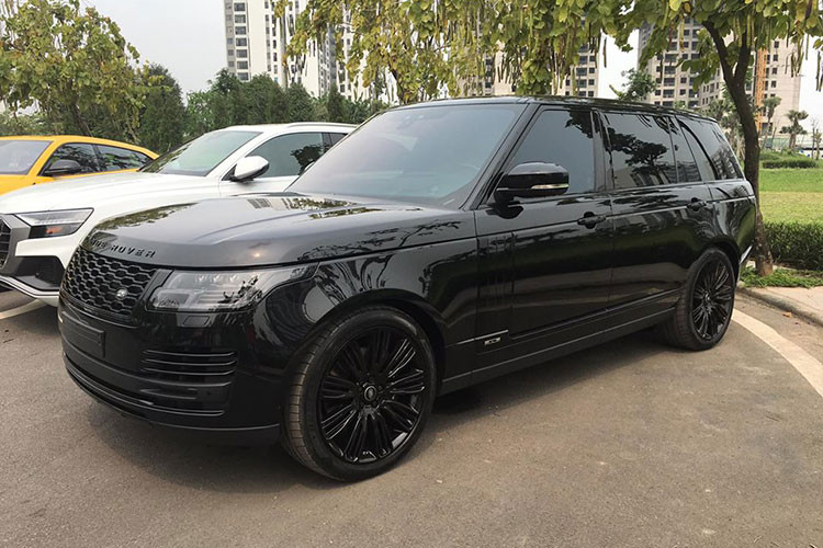 Range Rover Autobiography LWB 2018 với bộ cánh đen toàn thân. Chiếc xe này sở hữu động cơ V8, dung tích 5.0 lít, Supercharged, đây là khối động cơ mạnh nhất trong dòng xe SUV hạng sang Range Rover.