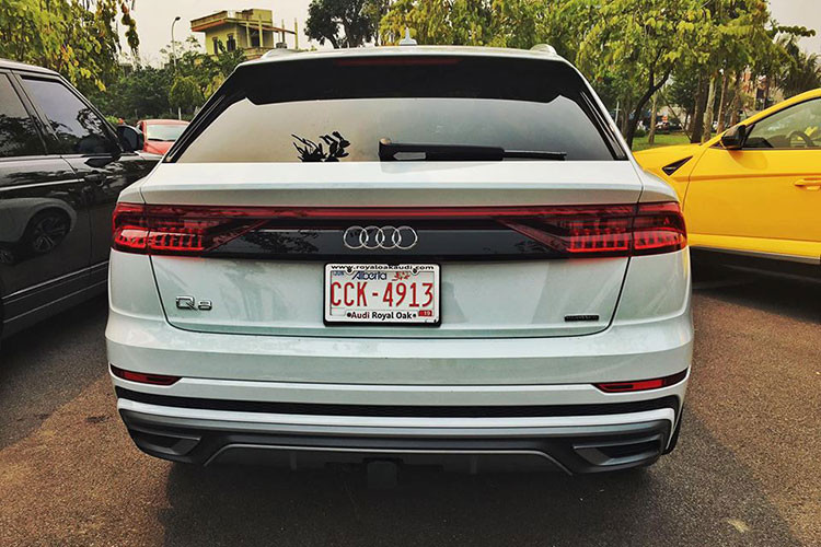 Đây là chiếc Audi Q8 thứ 2 về Việt Nam nhưng lại là chiếc đầu tiên mang màu sơn trắng. Audi Q8 2019 được trang bị động cơ diesel V6, sản sinh công suất tối đa 286 mã lực và mô-men xoắn cực đại 600 Nm. Điểm thú vị trên động cơ diesel V6 của Audi Q8 2019 chính là công nghệ mild hybrid với mạng lưới điện 40 V, cụm pin lithium-ion và máy phát điện, khởi động chạy bằng dây đai.