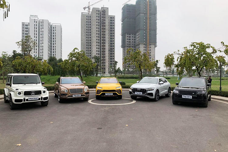 Cuối tuần vừa qua, một người chuyên nhập khẩu xe sang ở Việt Nam đã quyết định trưng bày dàn xe siêu SUV&#x8; tiền tỷ, đình đám nhất thế giới tại Hà Nội. Góp mặt có 5 chiếc xe bao gồm các thương hiệu đình đám như Mercedes-AMG G63 Edition 1, Bentley Bentayga, Lamborghini Urus, Audi Q8 hay Range Rover Autobiography LWB 2018. 