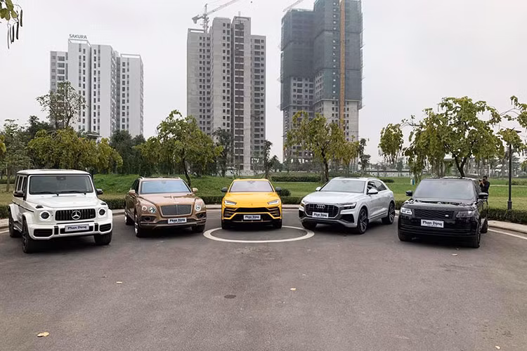 Cuối tuần vừa qua, một người chuyên nhập khẩu xe sang ở Việt Nam đã quyết định trưng bày dàn xe siêu SUV tiền tỷ, đình đám nhất thế giới tại Hà Nội. Góp mặt có 5 chiếc xe bao gồm các thương hiệu đình đám như Mercedes-AMG G63 Edition 1, Bentley Bentayga, Lamborghini Urus, Audi Q8 hay Range Rover Autobiography LWB 2018. 