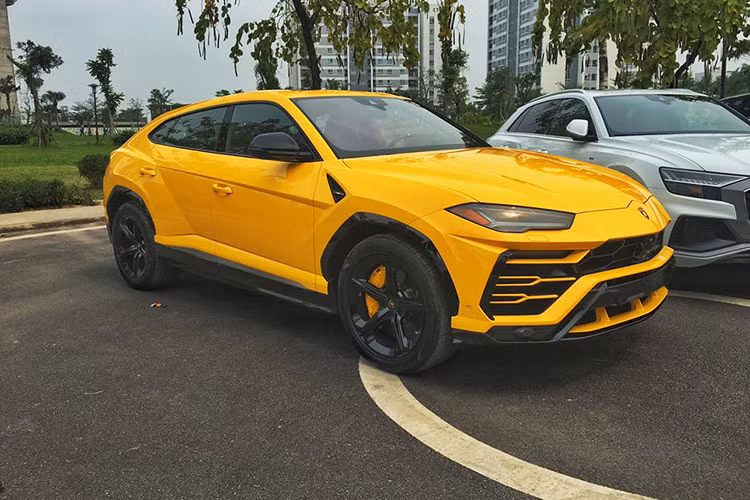 Trong ảnh chính là chiếc siêu SUV Lamborghini Urus thứ 3 về Việt Nam. Xe được một công ty nhập khẩu tư nhân Hà Nội đưa về nước vào đầu tháng 12/2018, sau đó, người chuyên mua bán xe sang Hà Nội đã bỏ tiền ra mua về để tìm kiếm khách hàng cho riêng mình