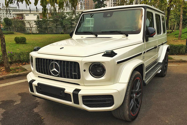 Mercedes-AMG G63 Edition 1 đầu tiên ở Việt Nam mang ngoại thất sơn màu trắng. Xe sử dụng động cơ xăng V8, tăng áp kép, dung tích 4.0 lít, sản sinh công suất tối đa 577 mã lực và mô-men xoắn cực đại 850 Nm. Mercedes-AMG G63 Edition 1 chỉ cần 4,5 giây để tăng tốc lên 100 km/h từ vị trí đứng yên trước khi đạt vận tốc tối đa 220 km/h.