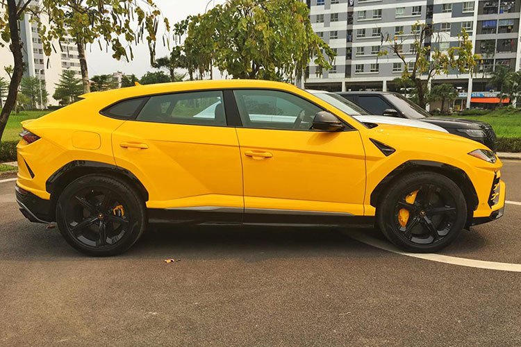 Ngoại thất chiếc Lamborghini Urus tại Việt Nam có màu sơn vàng đi kèm mâm 5 chấu đơn sơn đen. Lamborghini Urus được trang bị động cơ xăng V8, tăng áp kép, dung tích 4.0 lít, cho công suất tối đa 650 mã lực và mô-men xoắn cực đại 850 Nm.