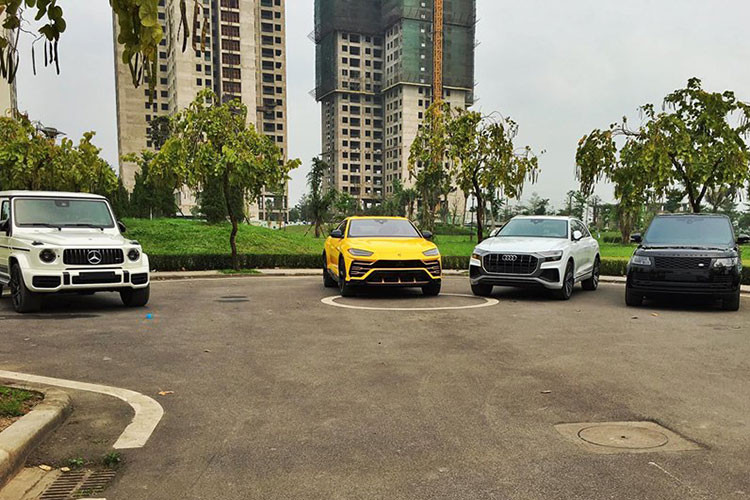 Đây cũng là lần hiếm hoi mà 1 công ty nhập khẩu cho trưng bày dàn xe đắt giá này. Trong đội hình SUV "khủng" nhất Việt Nam của người mua bán xe sang ở Hà Nội, đáng chú ý là sự góp mặt của bộ 3 Mercedes-AMG G63 Edition 1, Bentley Bentayga và Lamborghini Urus.