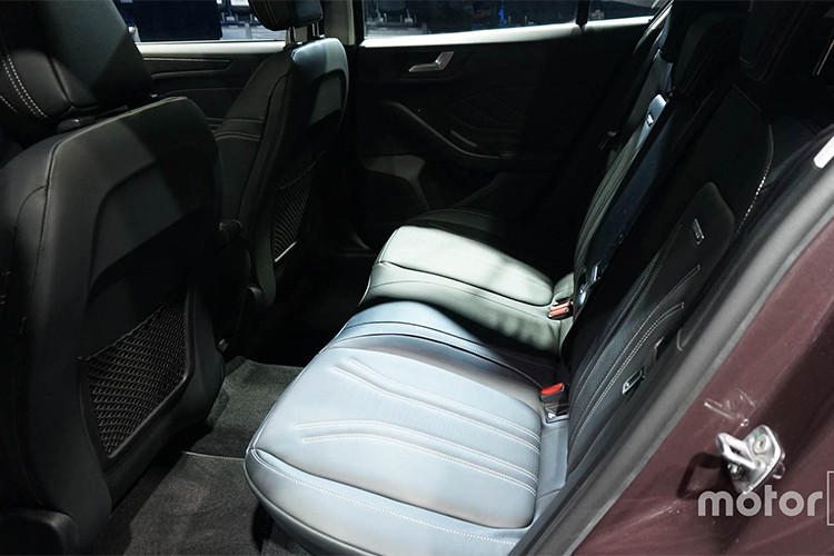 Các công nghệ an toàn khác trên Focus 2019 có thể kể đến như: hệ thống hỗ trợ đỗ xe chủ động Active Park Assist thế hệ mới, cảnh báo va chạm, cảnh báo điểm mù, camera góc rộng phía sau, hệ thống tự đánh lái tránh chướng ngại vật Evasive Steering Assist cao cấp nhất phân khúc.