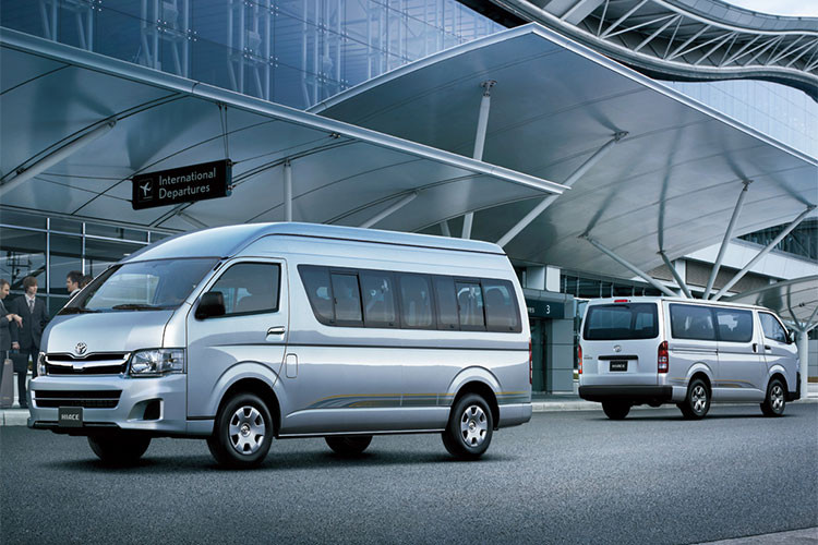 Trước đây, mẫu xe này được Toyota Việt Nam phân phối với giá bán từ 1,131 – 1,24 tỷ đồng nhưng trên phiên bản mới vừa công bố, giá bán mẫu xe này chỉ còn 999 triệu đồng, giảm tới 241 triệu đồng. Tại thị trường xe khách cỡ nhỏ tại Việt Nam, Toyota Hiace 2018 sẽ cạnh tranh trực tiếp với hai đối thủ là Ford Transit và Hyundai Solati.