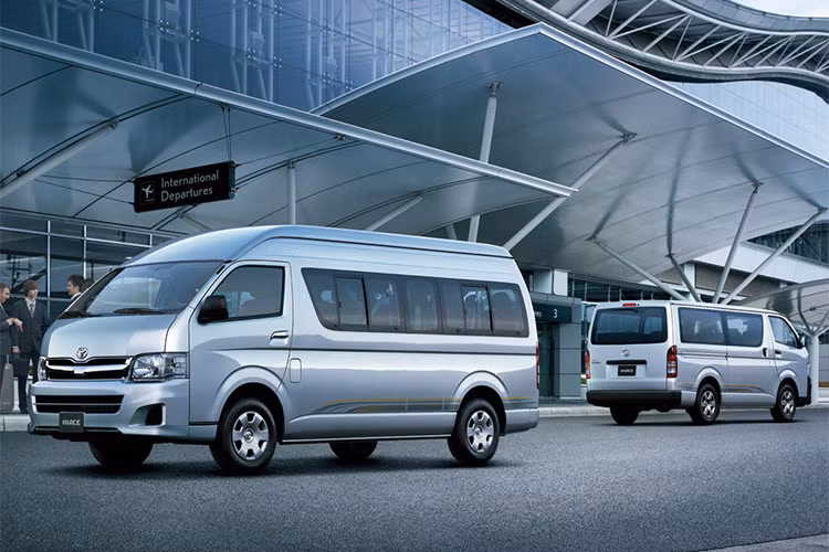 Trước đây, mẫu xe này được Toyota Việt Nam phân phối với giá bán từ 1,131 – 1,24 tỷ đồng nhưng trên phiên bản mới vừa công bố, giá bán mẫu xe này chỉ còn 999 triệu đồng, giảm tới 241 triệu đồng. Tại thị trường xe khách cỡ nhỏ tại Việt Nam, Toyota Hiace 2018 sẽ cạnh tranh trực tiếp với hai đối thủ là Ford Transit và Hyundai Solati.