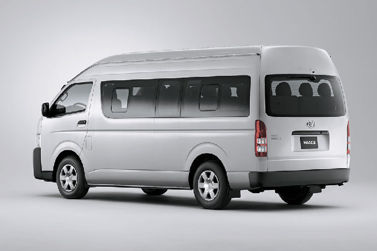 Hiace 2018 vẫn giữ thiết kế khong thay đổi với thân xe được thiết kế vuông vức và bề thế, được bo tròn ở các góc. Kích thước tổng thể 4695 x 1695 x 1980 mm, lưới tản nan cỡ lớn. Đèn trước dạng halogen, đèn sương mù giúp xe đối diện dễ nhận biết hơn trong điều kiện thời tiết xấu.