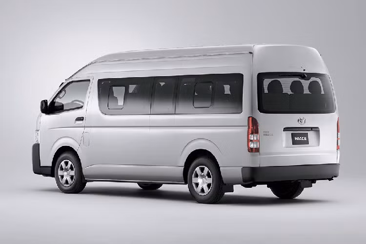 Hiace 2018 vẫn giữ thiết kế khong thay đổi với thân xe được thiết kế vuông vức và bề thế, được bo tròn ở các góc. Kích thước tổng thể 4695 x 1695 x 1980 mm, lưới tản nan cỡ lớn. Đèn trước dạng halogen, đèn sương mù giúp xe đối diện dễ nhận biết hơn trong điều kiện thời tiết xấu.