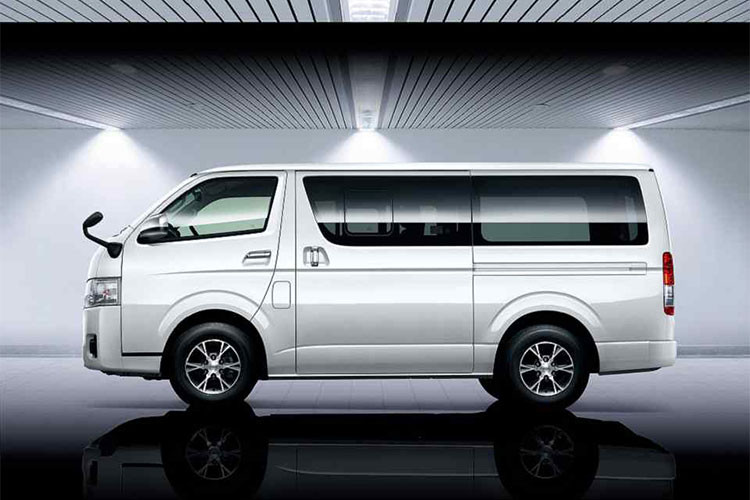 Để tiếp tục gia tăng thị phần của Hiace so với các đối thủ cùng phân khúc tại Việt Nam, phiên bản Toyota Hiace 2018 vừa công bố dựa trên cơ sở chiếc Hiace với trục cơ sở lớn, xe hướng tới đối tượng khách hàng là những gia đình đông người hay các công ty kinh doanh vận tải cao cấp.