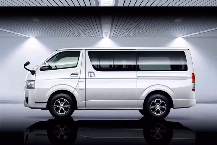 Để tiếp tục gia tăng thị phần của Hiace so với các đối thủ cùng phân khúc tại Việt Nam, phiên bản Toyota Hiace 2018 vừa công bố dựa trên cơ sở chiếc Hiace với trục cơ sở lớn, xe hướng tới đối tượng khách hàng là những gia đình đông người hay các công ty kinh doanh vận tải cao cấp.