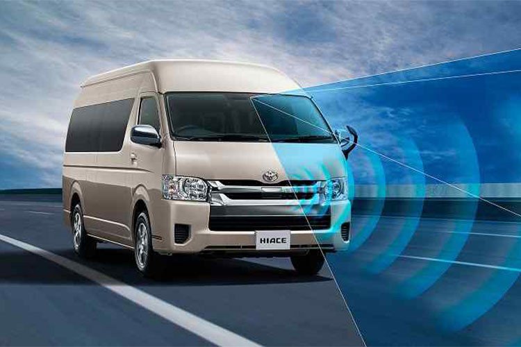 Hiace 2018 được Tooyota Việt Nam nhập khẩu nguyên chiếc từ Thái Lan với phiên bản động cơ dầu 3.0 lít, trang bị bộ phận tăng áp khí nạp và hệ thống phun dầu trực tiếp sử dụng đường dẫn chung tạo mô men xoắn lớn cho khả năng vận hành mạnh mẽ nhưng vẫn tiết kiệm nhiên liệu.