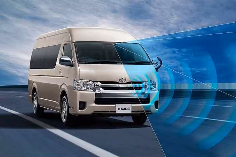 Hiace 2018 được Tooyota Việt Nam nhập khẩu nguyên chiếc từ Thái Lan với phiên bản động cơ dầu 3.0 lít, trang bị bộ phận tăng áp khí nạp và hệ thống phun dầu trực tiếp sử dụng đường dẫn chung tạo mô men xoắn lớn cho khả năng vận hành mạnh mẽ nhưng vẫn tiết kiệm nhiên liệu.