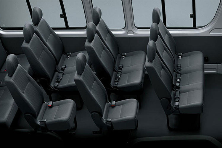 Với chiều dài cơ sở 3110mm cùng sức chưa 16 chỗ ngồi, chiếc xe khách cỡ nhỏ này hứa hẹn mang đến cho hành khách một khoang nội thất vô cùng thoải mái, thoáng đãng. Hệ thống an toàn của xe gồm hệ thống bó cứng phanh, túi khí, dây đai oan toàn, cột lái tự đổ và bàn đạp tự đổ...