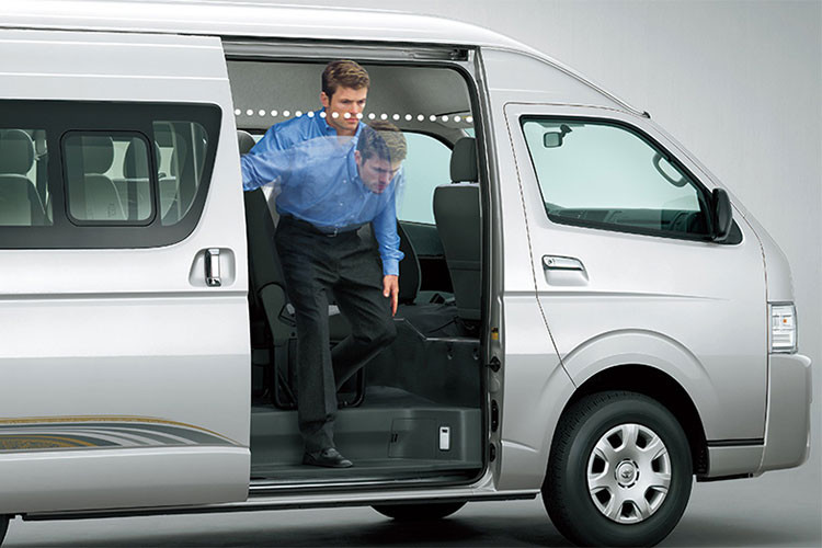 Đuôi xe thiết kế phẳng tương tự như bên hông, với đèn báo phanh trên cao và cụm đèn hậu dạng cột có đèn báo phanh led rõ ràng giúp xe sau dễ quan sát tín hiệu hơn, kính sau cũng tích hợp gạt mưa gắn trên để đảm bảo tầm nhìn thông suốt cho tài xế. Không chỉ có trục cơ sở lớn, xe còn sở hữu trần cao hơn các đối thủ để tăng không gian hành khách thoải mái hơn.