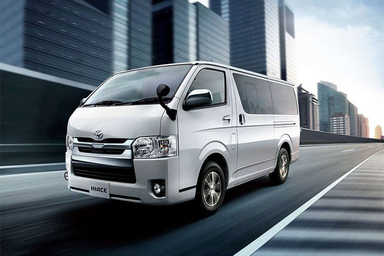 Mẫu xe khách cỡ nhỏ 16 chỗ ngồi - Hiace là dòng xe khách rất nổi tiếng tại Toyota. Dòng xe này cũng đã từng là sự lựa chọn số 1 của các công ty kinh doanh vận tải tại Việt Nam trước khi các dòng xe cỡ nhỏ của Ford và Hyundai xuất hiện. Mới đây, mẫu xe khách Toyota Hiace 2018 mới đã chính thức được hãng xe Nhật Bản tại Việt Nam công bố.