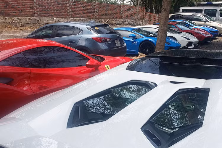 Đáng chú ý trong hành trình này còn có sự xuất hiện của đại gia siêu xe đình đám Việt Nam - Cường Đô la. Các mẫu xe tham dự bao gồm các siêu xe đình đám nhất Việt Nam hiện nay bao gồm: Lamborghini Aventador, Ferrari 488 GTB, Lamborghini Huracan độ, Mclaren 650S Spider...