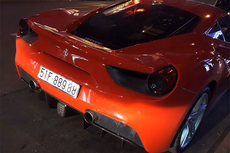 Ferrari 488 GTB là thế hệ xe ra đời nhằm thay thế mẫu xe thể thao nổi tiếng 458 Italia. Chúng sở hữu khối động cơ V8 dung tích 3.8L, đạt công suất tối đa hơn 660 mã lực ở giữa khoảng tua máy từ 6.200 đến 8.000 vòng/phút. Mô-men xoắn đạt 760 Nm tại 3.000 vòng/phút. Ngoài ra xe còn sử dụng hộp số ly hợp kép 7 cấp. Xe chỉ cần 3 giây để tăng tốc từ 0-100km/h và đạt vận tốc tối đa 330km/h.