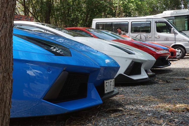 Sau khi xuất hiện tại Sài Gòn, sáng nay 13/05/2018 - ca sỹ Tuấn Hưng đã cùng chiếc Ferrari 488 GTB sẽ tham dự buổi "phượt" với nhiều mẫu siêu xe "hàng khủng" khác của các thành viên Car &amp; Passion 2018 tại Sài Gòn. Được biết điểm đến của đoàn sẽ là thành phố biển Vũng Tàu.