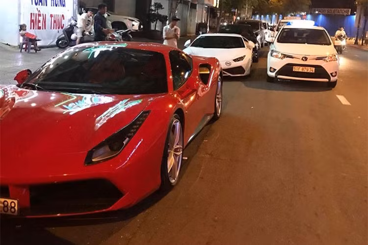 Chiếc Ferrari của Tuấn Hưng có giá khoảng gần 16 tỷ đồng, xe mang tông màu ngoại thất đỏ rực rỡ cùng biển số khá đẹp 889.99. So với "đàn anh" là chiếc Ferrari 458 Italia thì 488 GTB mới được thiết kế mạnh mẽ đầy ấn tượng hơn. Hai hốc gió cỡ lớn kết hợp cùng những đường gân mang đến sự táo bạo cũng như xen kẽ các chi tiết mềm mại khác.