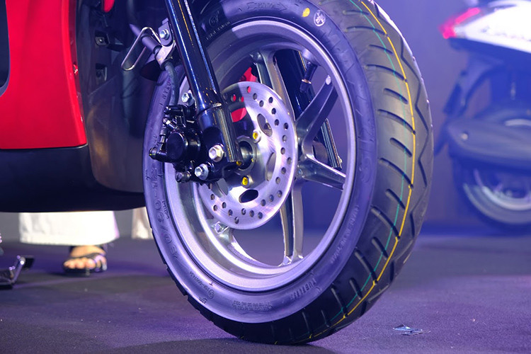 Yamaha Latte 125 mới được cho là thay thế dòng xe Yamaha Acruzo trước đây, đồng thời cũng nhắm đến phân khúc cùng đối thủ Honda Lead. Chính vì vậy nó không được trang bị hệ thống ABS như một số "đàn anh" đi trước mà chỉ là phanh dạng đĩa trước, sau dạng đùm.