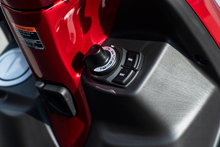 Bên cạnh đó, Latte còn được trang bị thêm hệ thống Stop &amp; Start System (hệ thống ngắt động cơ tạm thời), Smart Key (hệ thống khóa thông minh), tính năng One-Push Start (khởi động nhanh với 1 lần nhấn). Bình xăng xe với nắp đổ nhiên liệu nằm bên trái khóa điện khá tiện dụng.