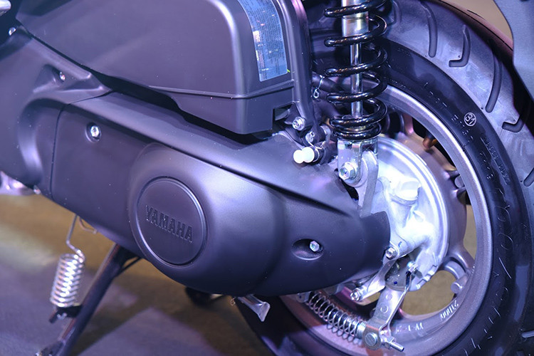 Phuộc trước của xe dạng nhùn, sau là giảm chấn dầu và lò xo. Phía trước là lốp không săm 90/90-12, sau 100/90-10. Tuy nhiên, Yamaha Latte 125 được lại tinh giảm gọn nhẹ hơn các đối thủ cùng phân khúc nhờ bộ phát điện thông minh (Smart Motor Generator) được tích hợp mang đến khả năng khởi động mượt mà.