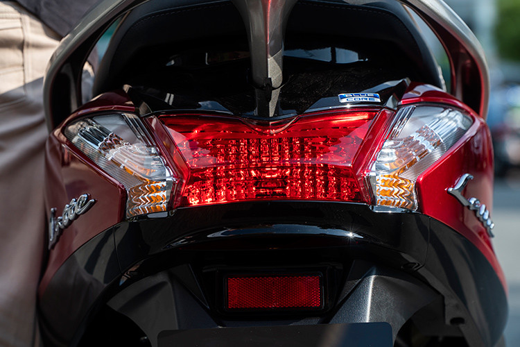 Phía sau xe với đèn hậu được thiết kế nguyên cụm, khá giống với nhiều mẫu xe ga Yamaha cho nữ giới hiện nay. Đặc biệt, thanh baga cũng được thiết kế mới với mặt trên của thanh nắm tay thấp hơn vừa phải so với phần yên xe sau tạo độ cân bằng lý tưởng khi chở thêm người ngồi sau.