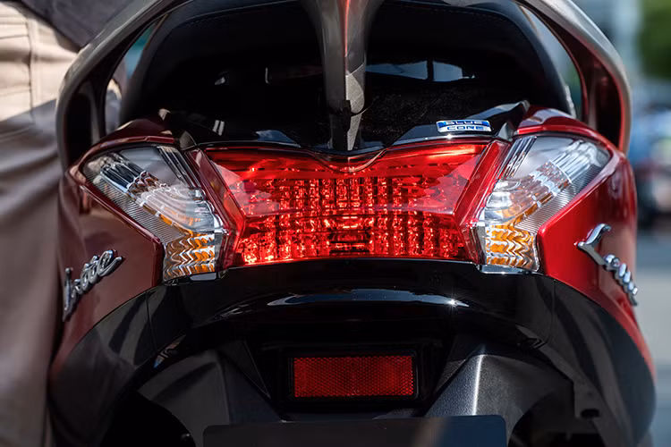 Phía sau xe với đèn hậu được thiết kế nguyên cụm, khá giống với nhiều mẫu xe ga Yamaha cho nữ giới hiện nay. Đặc biệt, thanh baga cũng được thiết kế mới với mặt trên của thanh nắm tay thấp hơn vừa phải so với phần yên xe sau tạo độ cân bằng lý tưởng khi chở thêm người ngồi sau.