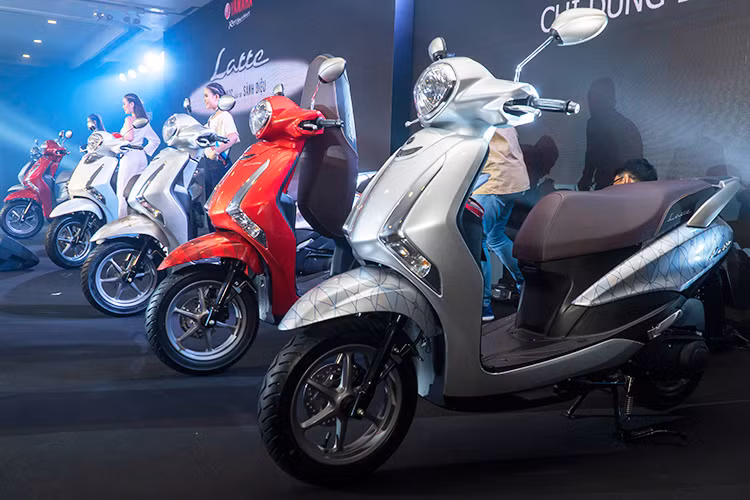 Yamaha Latte 125 hoàn toàn mới tại Việt Nam sẽ được trang bị khối động cơ Blue Core 125 phân khối, phun xăng điện tử FI, sản sinh công suất tối đa 8,3 mã lực tại vòng tua máy 6.500 vòng/phút, mô men xoắn cực đại 9,7 Nm tại vòng tua máy 5.000 vòng/phút.