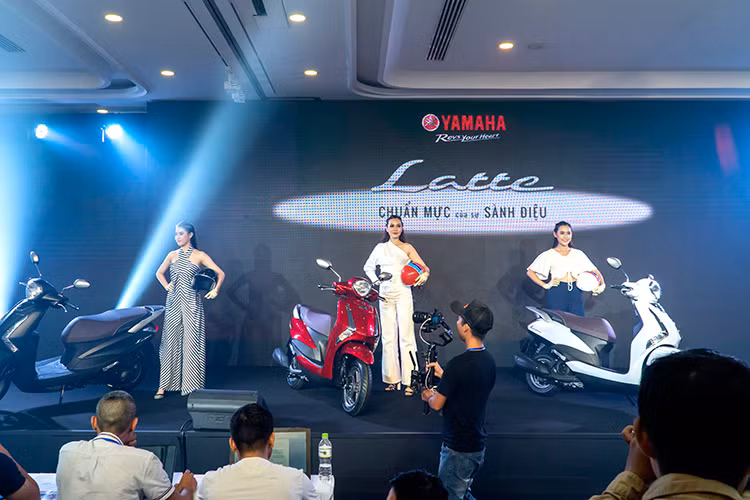 Công ty Yamaha Motor Việt Nam vừa chính thức giới thiệu mẫu xe ga Yamaha Latte 125 hoàn toàn mới. Mẫu xe được thiết kế với kiểu dáng hiện đại cùng nhiều tiện ích thông minh, đáp ứng nhu cầu sử dụng của nhóm khách hàng là nữ giới, đặc biệt là phụ nữ có gia đình.