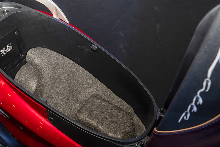 Hướng đến nhóm khách hàng nữ đã có gia đình, cần nhiều không gian chứa đồ nên Latte được trang bị cốp chứa đồ siêu rộng với thể tích lên đến 37 lít, đủ chỗ để thoải mái 3 mũ bảo hiểm nửa đầu và các vật dụng khác.