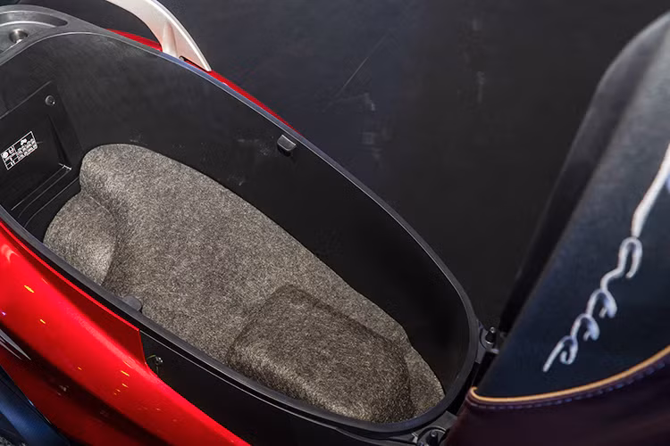 Hướng đến nhóm khách hàng nữ đã có gia đình, cần nhiều không gian chứa đồ nên Latte được trang bị cốp chứa đồ siêu rộng với thể tích lên đến 37 lít, đủ chỗ để thoải mái 3 mũ bảo hiểm nửa đầu và các vật dụng khác.