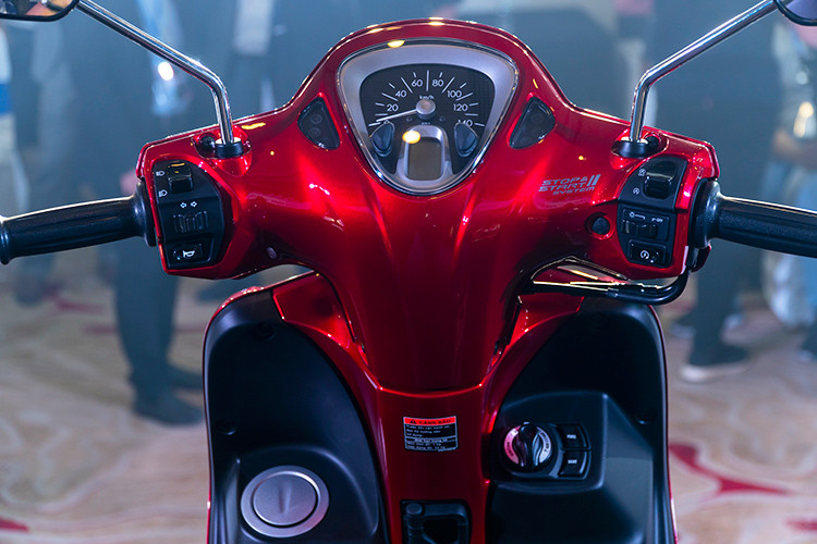 Điểm nhấn thiết kế của Yamaha Latte còn thể hiện ở mặt đồng hồ điện tử LCD hiện đại, được sắp xếp khoa học, dễ hiểu. Tay lái xe vừa phải, các nút bấm cũng khá tiện dụng và dễ sử dụng ngay từ lần cầm lái đầu tiên.