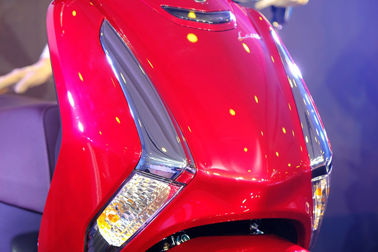 Nổi bật trong đó phải kể đến mặt nạ trước và chắn bùn của xe với thiết kế hiện đại và thân thiện hơn so với các đối thủ cùng phân khúc. Ngoài đèn pha halogen mới cho ánh sáng tốt, cụm xi-nhan phản xạ đa chiều mang đến trải nghiệm lái tối ưu cho người lái trong quá trình lưu thông.