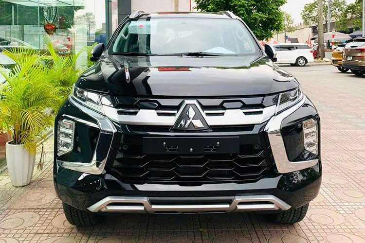 So sánh với mức giá xe Mitsubishi Pajero Sport 2025 là 1,16 tỷ đồng mà đại lý đang áp dụng cho bản 4x4 AT STD, khách mua xe được giảm 70 triệu đồng. Các xe này đều có VIN 2024. Phía người bán cho biết, bản 4x4 AT Premium vẫn theo chính sách bán cho khách dự án, không "tách lẻ". Trong khi đó, số lượng bản 4x4 AT STD tách lẻ bán giá ưu đãi không còn nhiều nên chỉ ưu tiên khách hàng đặt xe sớm.