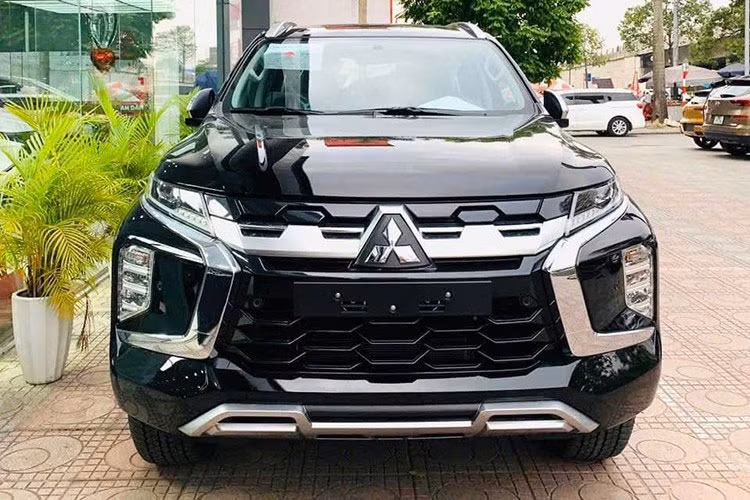 So sánh với mức giá xe Mitsubishi Pajero Sport 2025 là 1,16 tỷ đồng mà đại lý đang áp dụng cho bản 4x4 AT STD, khách mua xe được giảm 70 triệu đồng. Các xe này đều có VIN 2024. Phía người bán cho biết, bản 4x4 AT Premium vẫn theo chính sách bán cho khách dự án, không "tách lẻ". Trong khi đó, số lượng bản 4x4 AT STD tách lẻ bán giá ưu đãi không còn nhiều nên chỉ ưu tiên khách hàng đặt xe sớm.