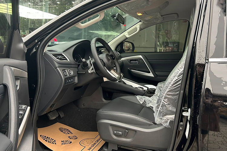 Mẫu xe SUV Mitsubishi Pajero Sport máy xăng là đối thủ trực tiếp của Toyota Fortuner bởi mẫu xe này cũng có tuỳ chọn động cơ xăng, những đối thủ còn lại chỉ có duy nhất một lựa chọn là động cơ diesel.