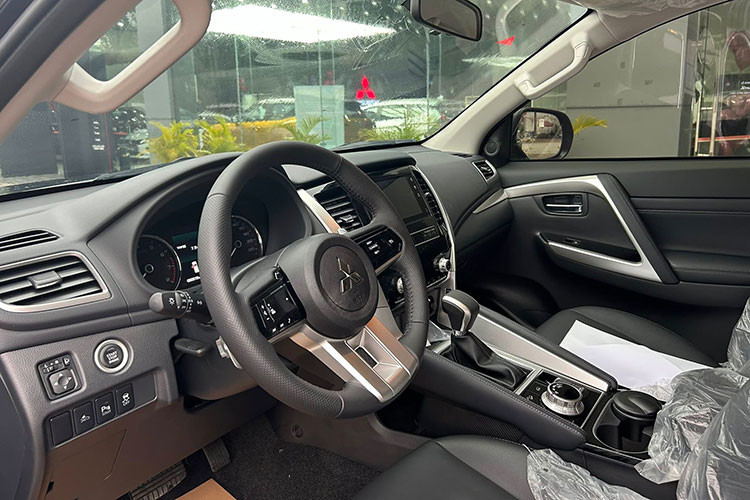 Bên dưới nắp ca-pô xe là khối động cơ xăng 3.0L V6, cho công suất cực đại 206 mã lực, mô-men xoắn cực đại 279 Nm. Khối động cơ này kết hợp với Hộp số tự động 8 cấp và hệ dẫn động 2 cầu. Bản máy xăng không trang bị camera 360 độ, ADAS, và chỉ có 2- 3 túi khí. Trong khi bản máy dầu lại vượt trội về mặt này. 