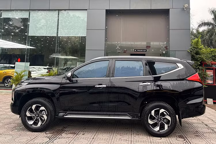 Theo đó, bảng giá xe Mitsubishi Pajero Sport 2025 có tới 3 bản máy xăng (chỉ bán cho khách dự án) được phân phối song song bên cạnh 2 bản Diesel 4×2 AT và Diesel 4×4 AT. Giá niêm yết các bản máy xăng cụ thể như sau: 4x4 AT làm xe chở tiền giá 1,39 tỷ đồng. 4x4 AT STD giá 1,23 tỷ đồng. 4x4 AT Premium giá 1,31 tỷ đồng. 
