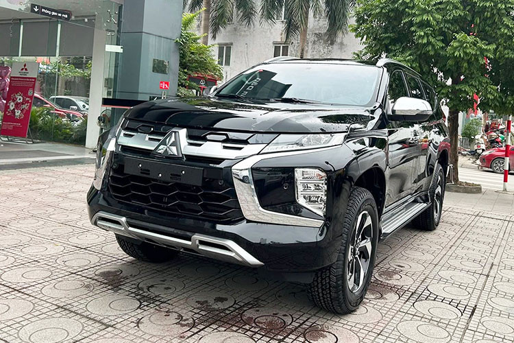 Toyota Fortuner sử dụng động cơ xăng I4 2.7L, cho công suất 164 mã lực, mô-men xoắn 245 Nm. Khối động cơ này kết hợp với hệ dẫn động cầu sau hoặc dẫn động 2 cầu.