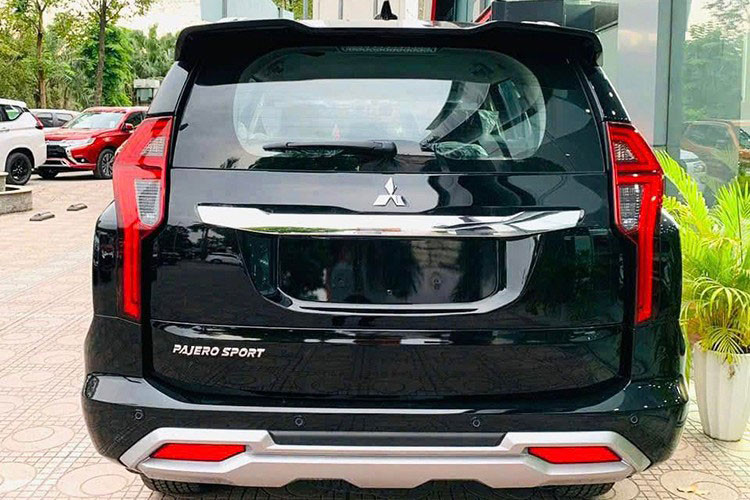 So với bản máy dầu, Pajero Sport máy xăng có một số điểm khác biệt dễ nhận dạng như: Sử dụng lưới tản nhiệt dạng tổ ong mới, mâm 6 chấu 18 inch thiết kế mới. Đèn pha LED thấu kính bật/tắt thủ công. Đèn sương mù halogen. Cốp xe đóng/mở thủ công.