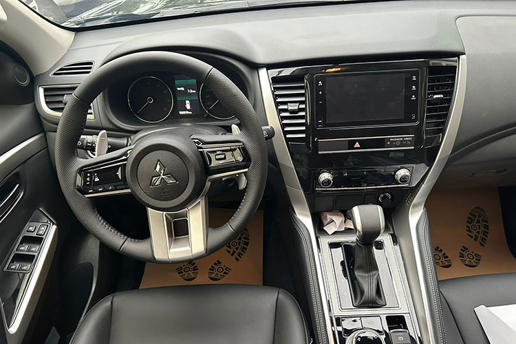 Khoang lái có vô-lăng giống hệt Xforce, Xpander. Màn hình phía sau vô-lăng có kích thước 4 inch, nhỏ hơn màn hình trang bị cho bản máy dầu. Màn hình trung tâm 8 inch cảm ứng là trang bị tùy chọn. Xe được trang bị ghế lái chỉnh điện 8 hướng, ghế phụ chỉnh cơ. Điều hòa tự động 2 vùng và hệ thống âm thanh 6 loa.