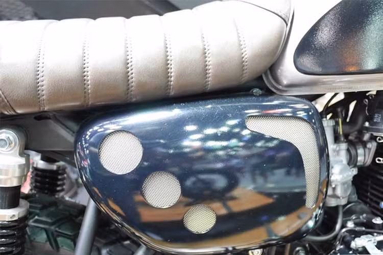 Khối động cơ SOHC xi-lanh đơn trên chiếc W175 Tracker này chỉ được nâng cấp hệ thống xả thủ công của hãng. Ở phía sau, Zeus cũng đã thay cho chiếc xe bộ yên da thủ công. Bên cạnh đó, phần đuôi xe cũng được tối giản lại với cụm đèn pha cùng đèn xi-nhan nhỏ, dè sau thủ công.