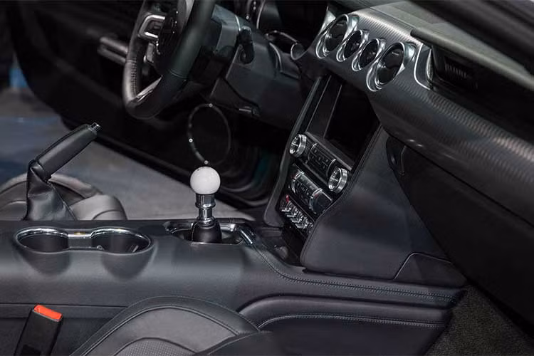 Xe vẫn sở hữu khối động cơ Coyote V8 dung tích 5,0 lít như Ford Mustang GT thế hệ mới. Tuy nhiên, cỗ máy này đã được tinh chỉnh để sản sinh công suất lớn hơn. Theo công bố của Ford, động cơ này sở hữu sức mạnh tối thiểu 475 mã lực và mô-men xoắn cực đại đạt 569Nm.