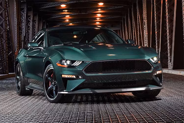 Darrell Behmer, nhà thiết kế chính của Mustang cho biết: "Đây là mẫu Bullitt mới nhưng thừa hưởng những gì Steve McQueen đã làm, với khả năng làm mát dễ dàng. Là một nhà thiết kế, tôi thật sự yêu thích Mustang. Chiếc xe này không có hoa văn sọc, không có logo phía trước. Không phải nói nhiều, chiếc Mustang này thật cuốn hút."